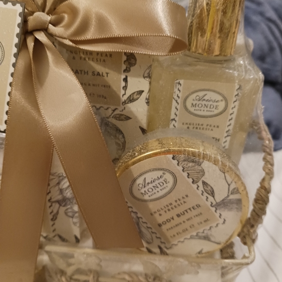 NWT! ARIOSE MONDE BATH SET (English Pear & Freesia) - Picture 4 of 14